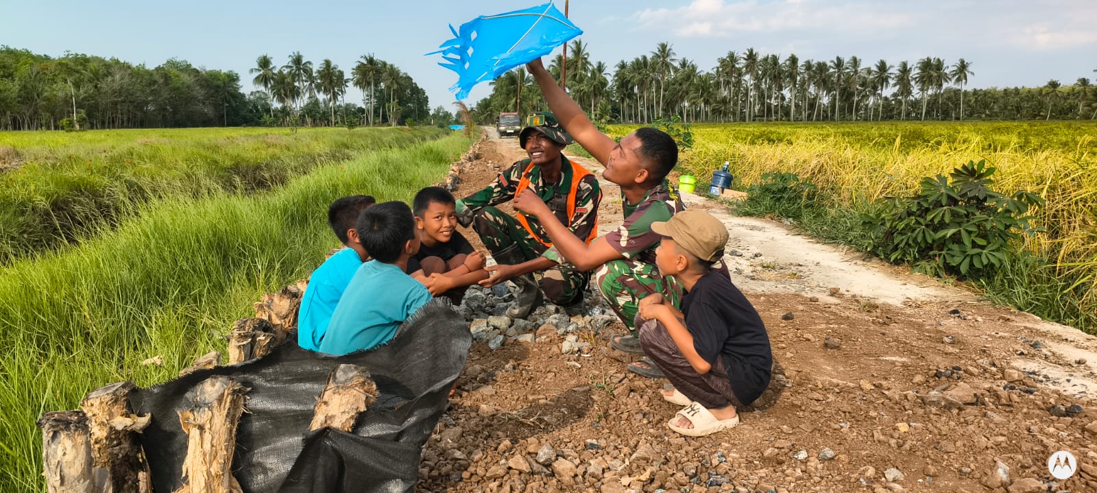Kehangatan di Tengah Proyek: TNI dan Anak-Anak di Bandar Raya