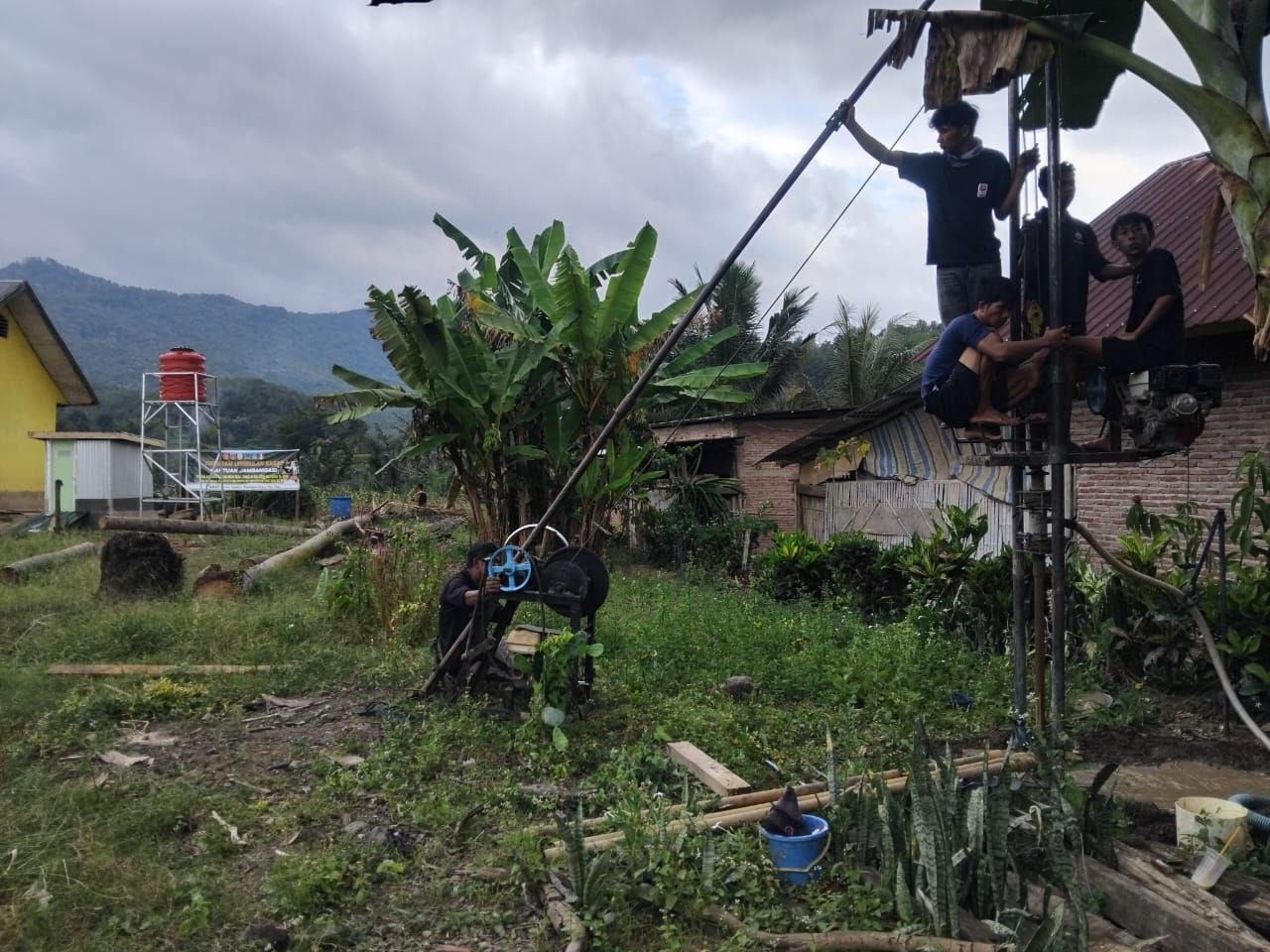 Pembuatan Sumur Bor di Desa Langi Diawasi oleh Satgas TMMD