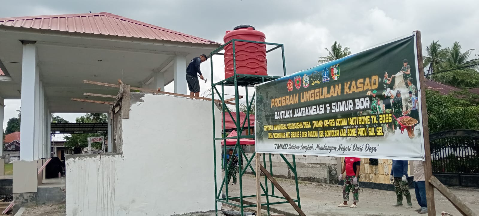 Kerangka Atap Jambanisasi Dikerjakan Satgas TMMD di Bone