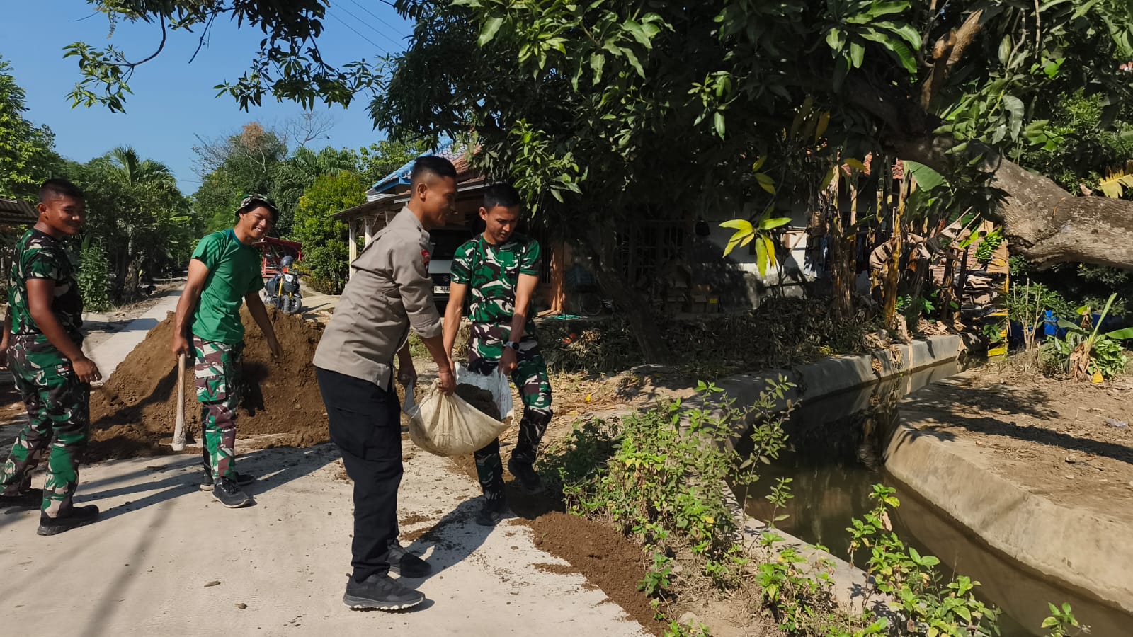 Pembangunan Infrastruktur TMMD Cirebon: Fokus pada Keselamatan Jalan