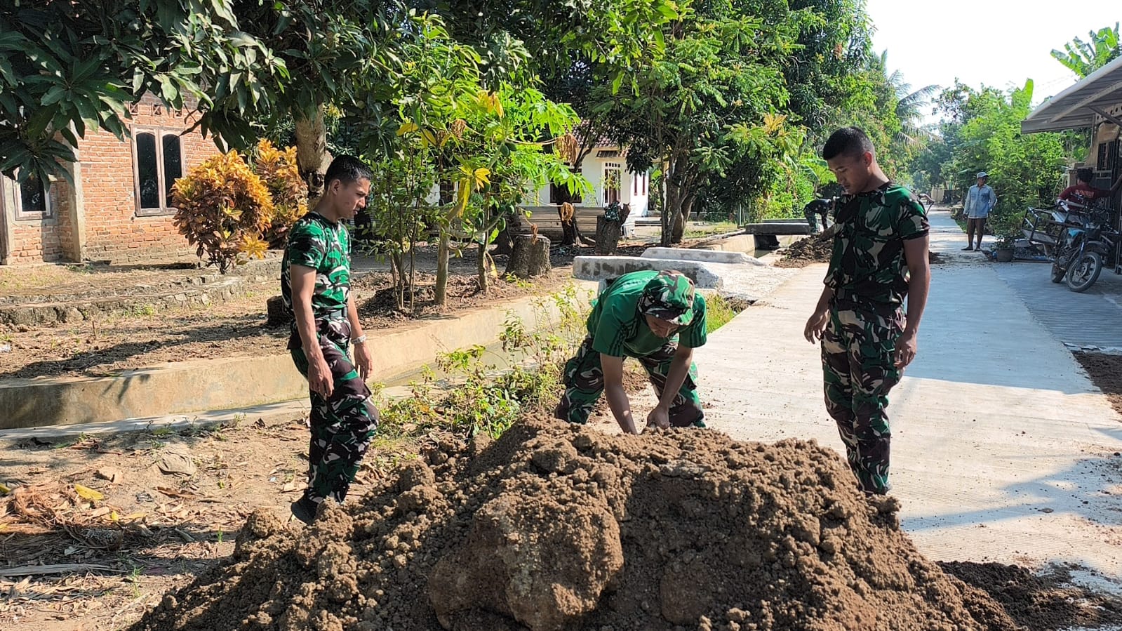 Satgas TMMD Bersama Masyarakat Ciptakan Jalan Berkualitas di Cirebon