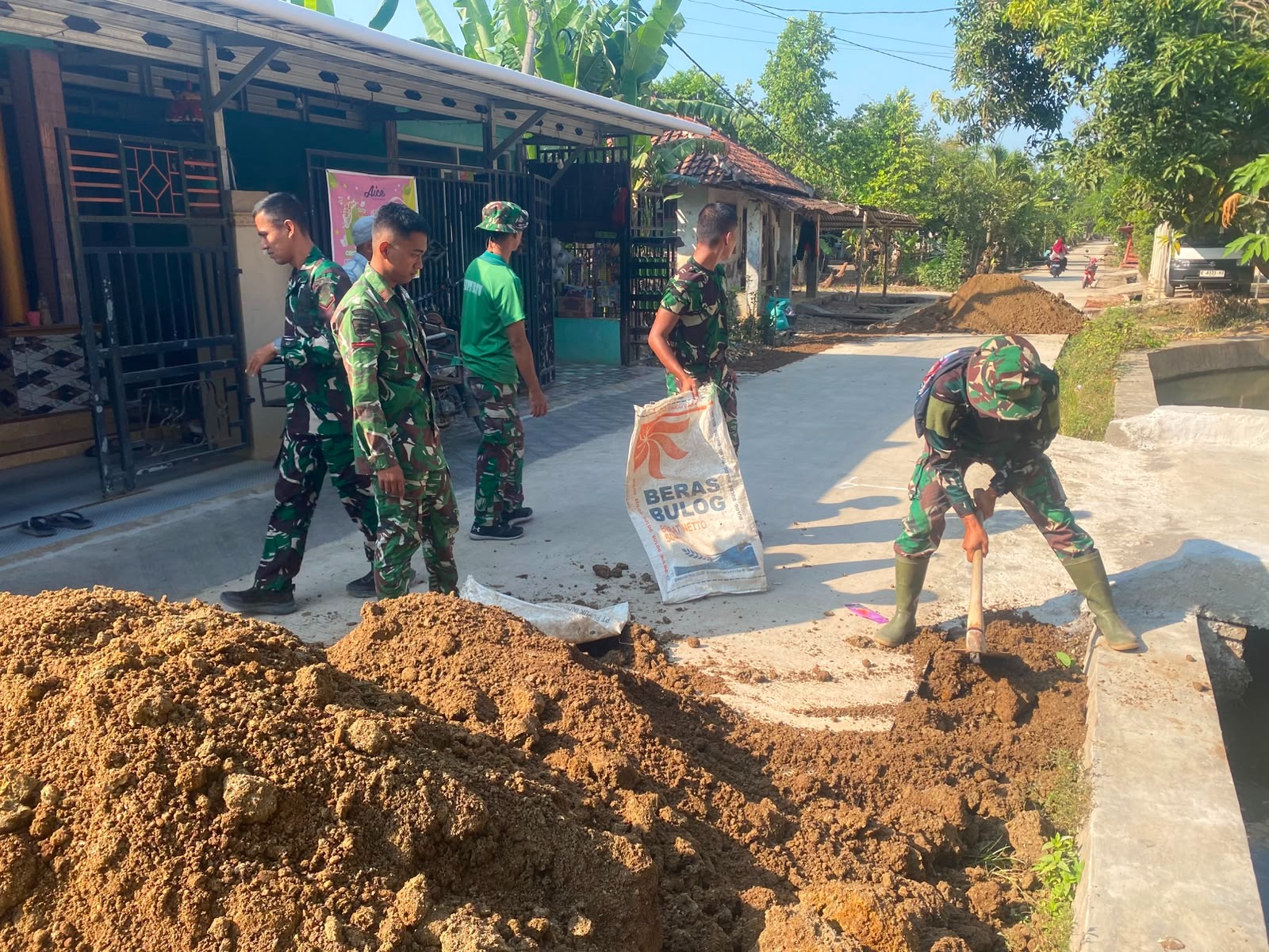 Progres Pembangunan Jalan Beton di Desa Luwung Kencana dengan Semangat Kebersamaan