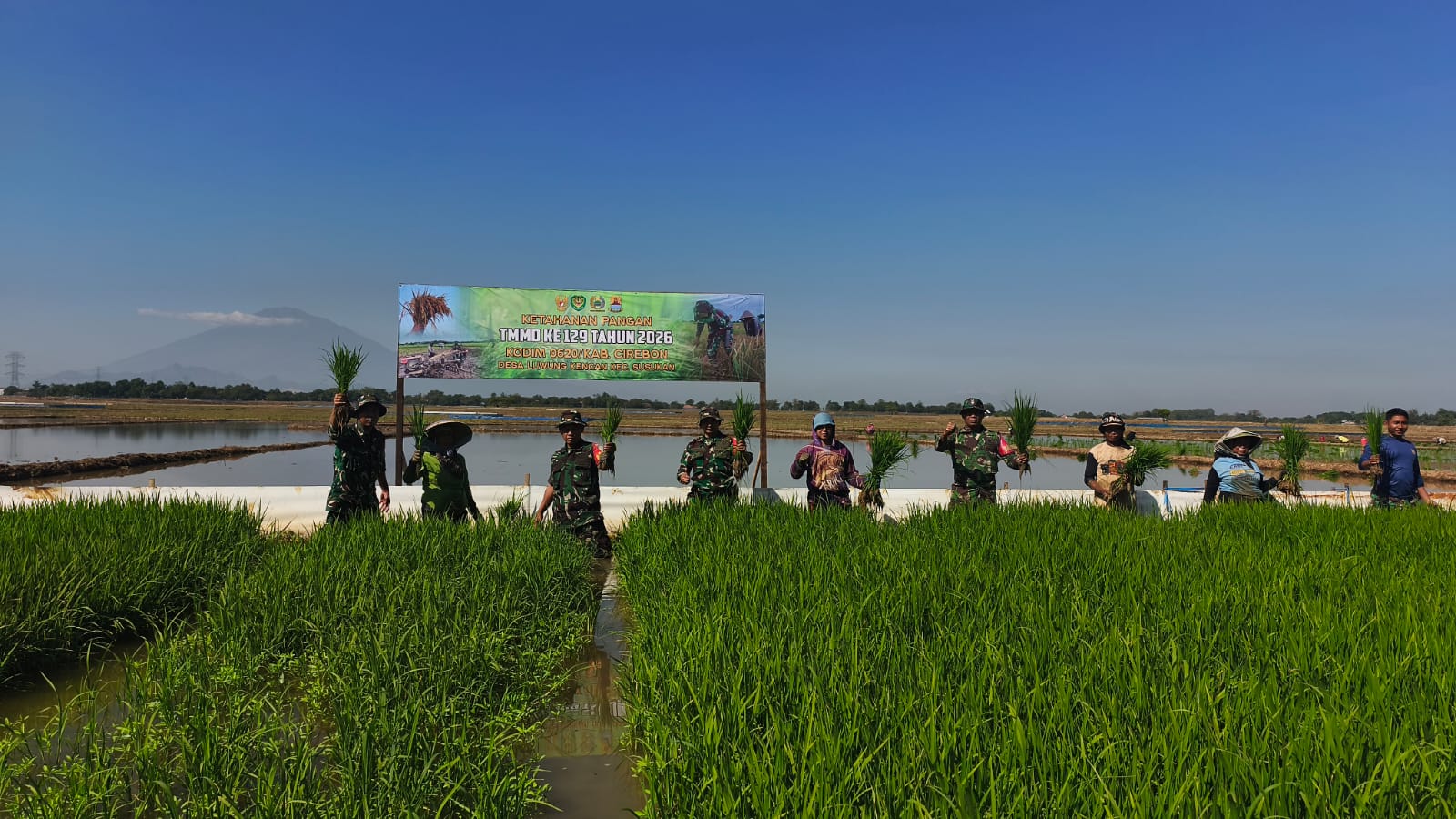 Sinergi TNI dan Petani dalam Program TMMD ke-129 di Cirebon