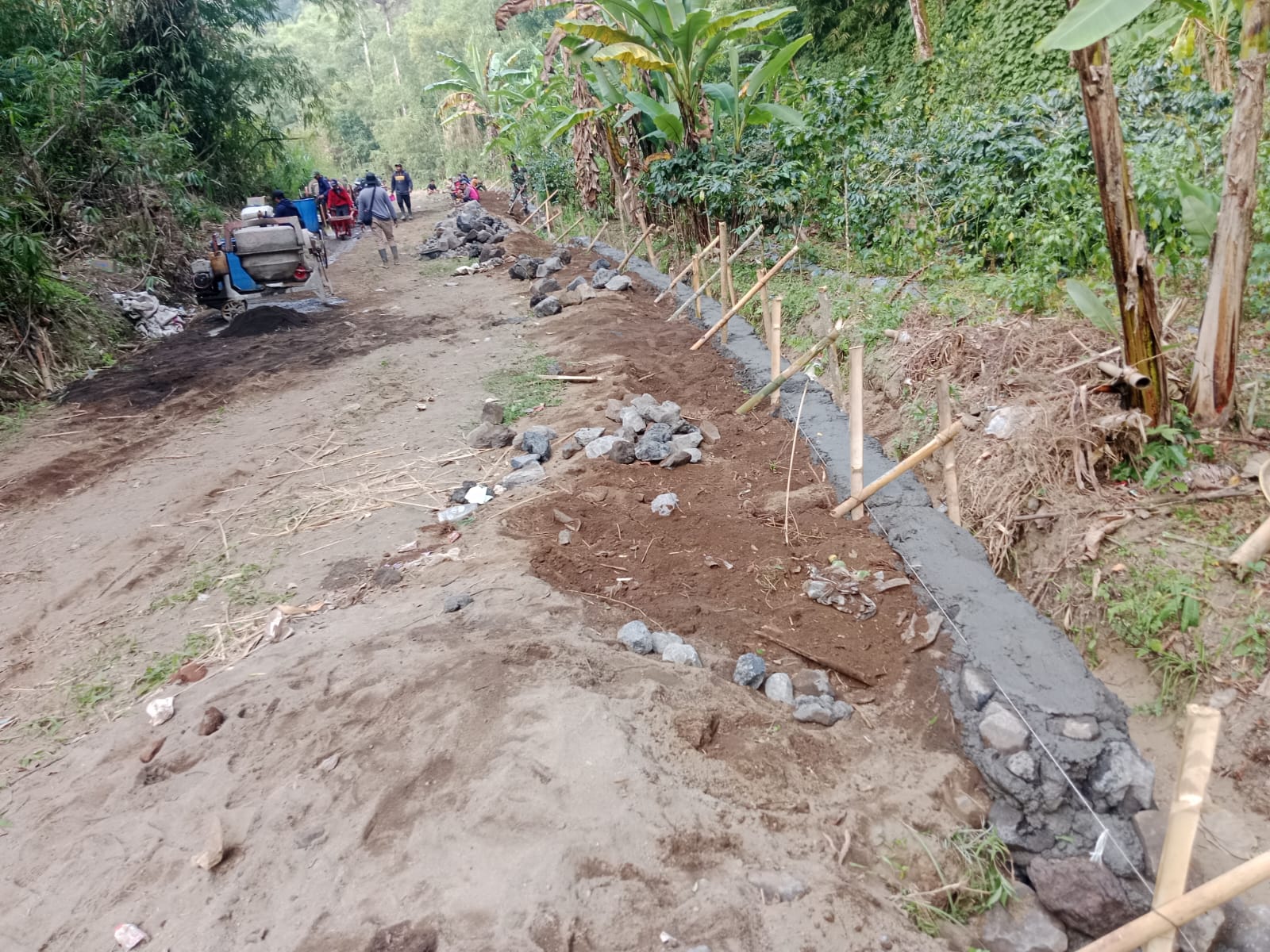 DPT TMMD Ke-129 Dukung Keberlangsungan Jalan Beton di Desa Sekardadi