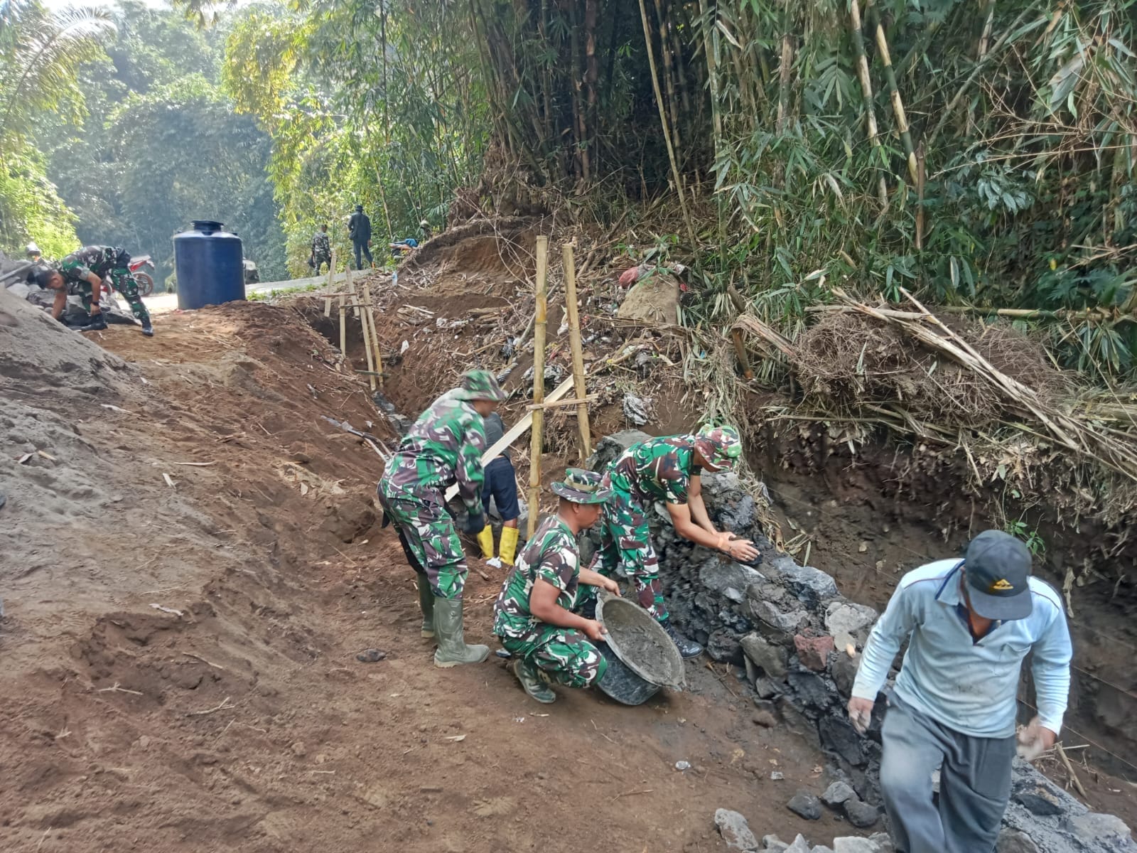 Kolaborasi TNI dan Warga Mempercepat Proyek Dinding Penahan Tanah di TMMD Ke-129