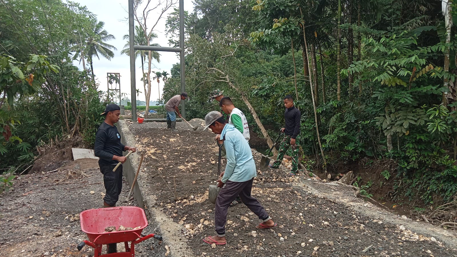 Keterlibatan Masyarakat dalam TMMD Ke-129 di Bone