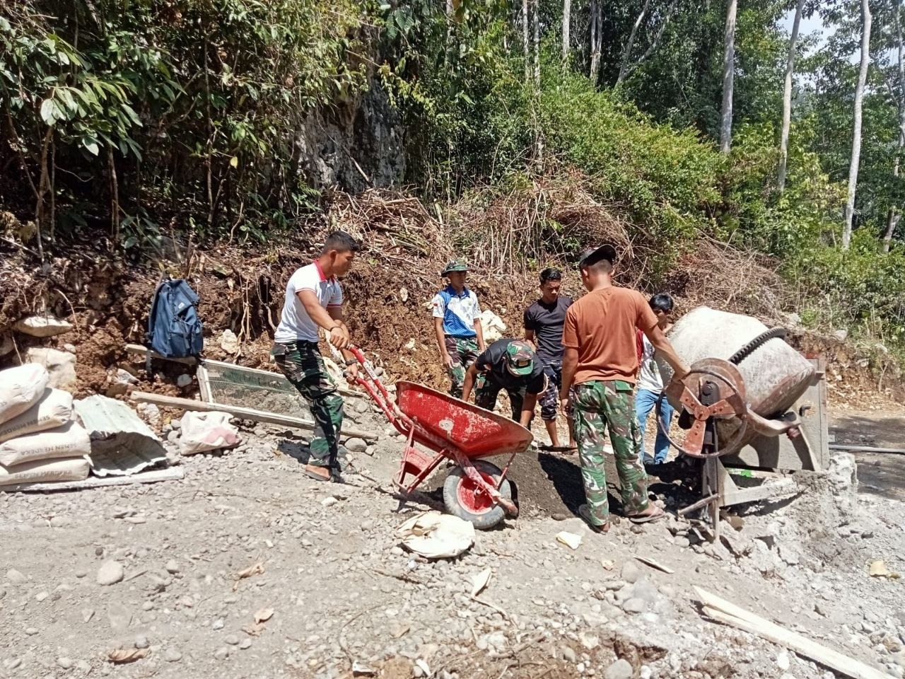 Sinergi Satgas TMMD dan Komunitas Untuk Perbaikan Jalan di Bone