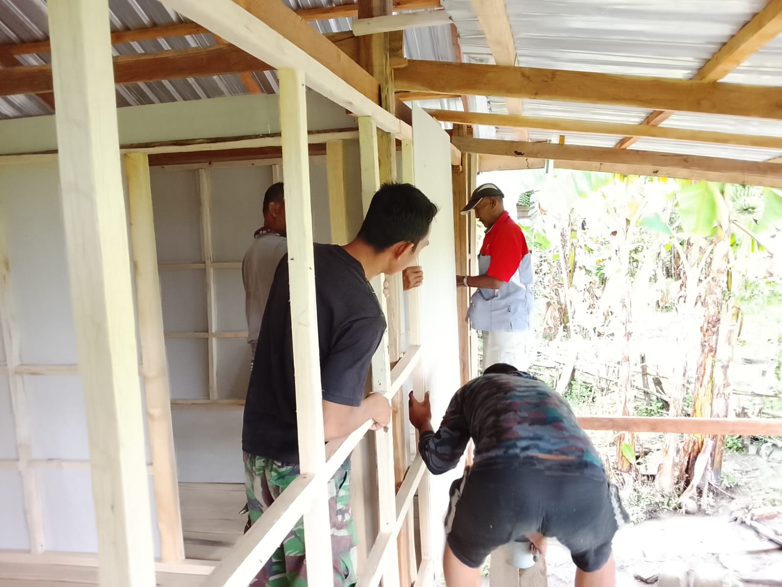 Progres Pemasangan Dinding RTLH di Bone oleh Satgas TMMD