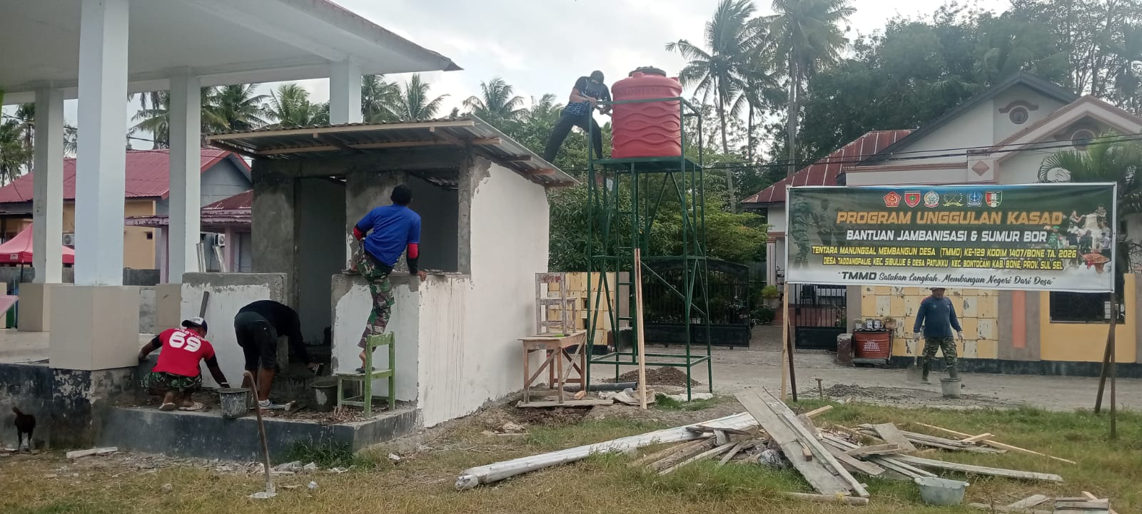 Satgas TMMD Kodim 1407/Bone Fokus pada Pemasangan Atap Jambanisasi