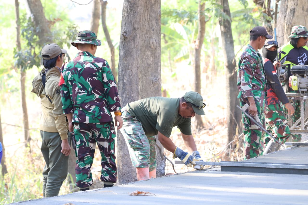 Membangun Keharmonisan, Satgas TMMD ke-129 Hadir di Desa Tlemang