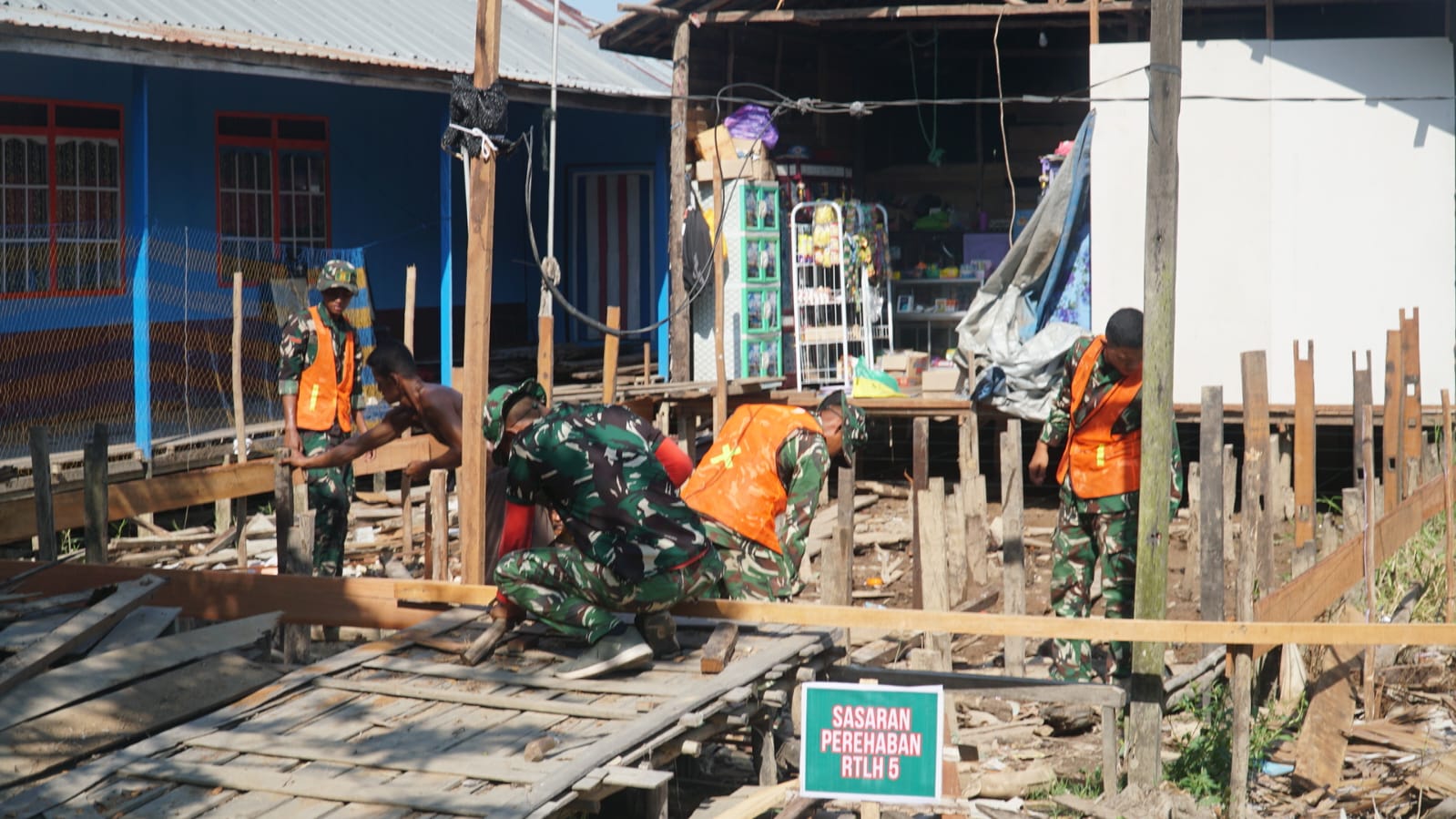 Pembangunan Pondasi RTLH untuk Ibu Rini Dimulai oleh Satgas TMMD Ke-129