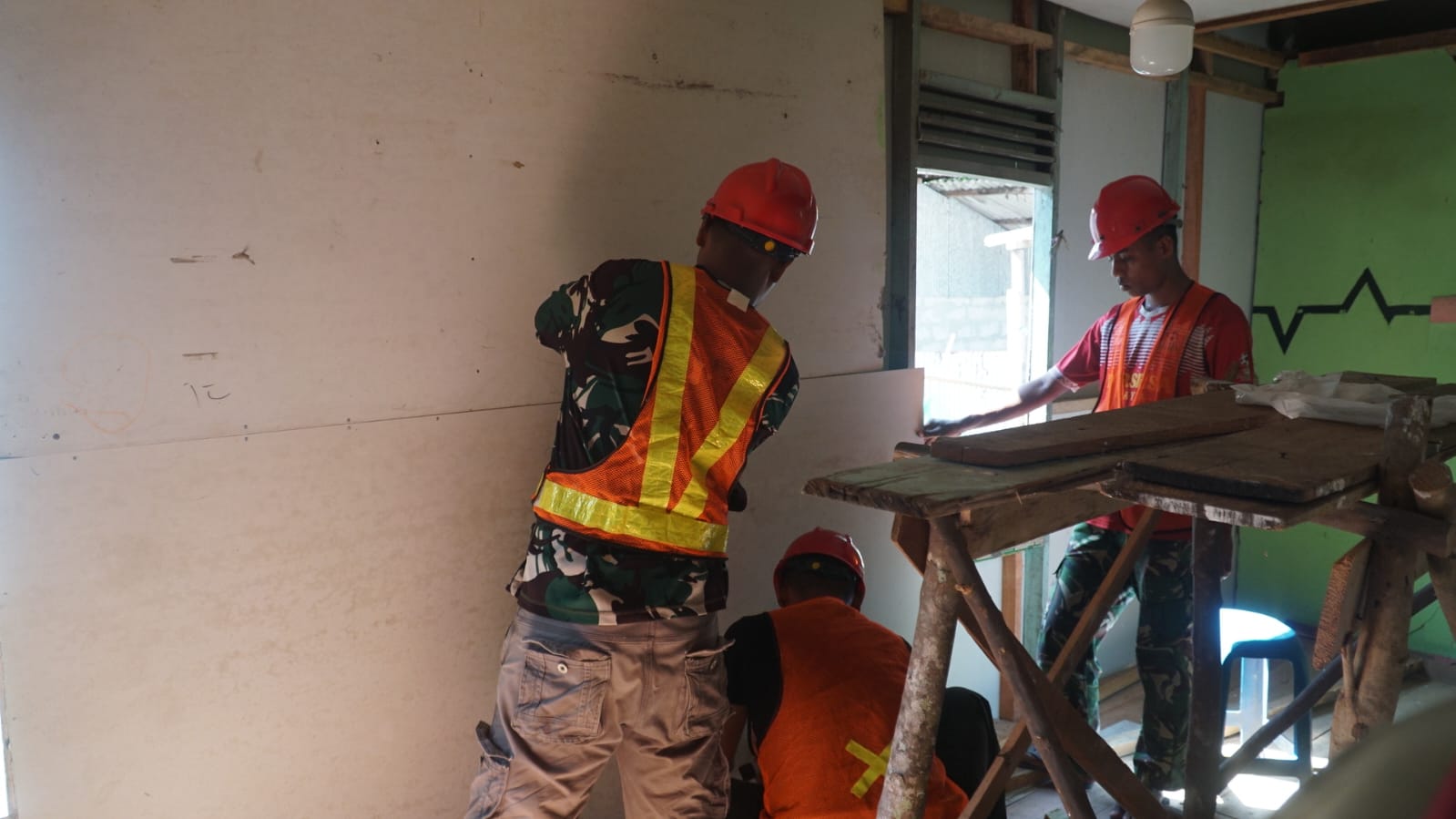 Pemasangan Kalsiboard RTLH Ibu Wahida oleh Satgas TMMD Ke-129