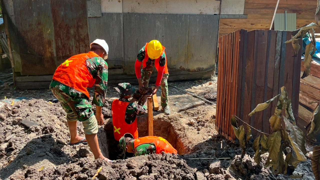 Kerja Sama Satgas TMMD dan Komunitas Wujudkan Sanitasi Sehat untuk Ibu Jubaidah