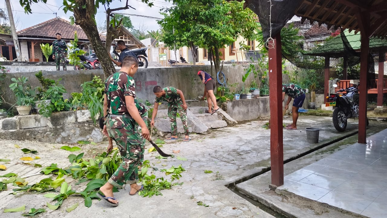 Di Sela Istirahat, Satgas TMMD Ke-129 Kodim 0812 Lamongan Gotong Royong Bersihkan pekarangan Rumah Warga
