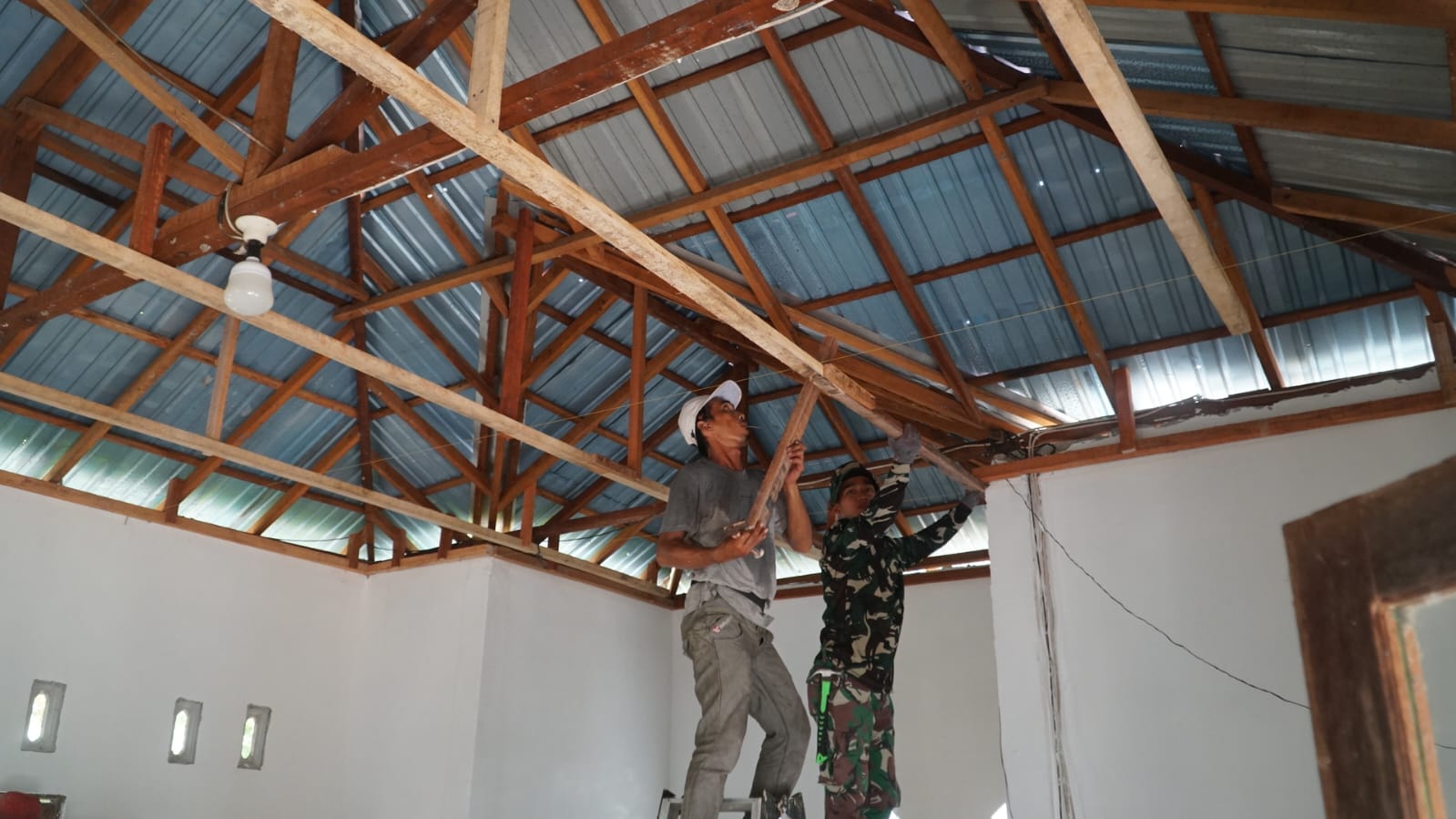 Satgas TMMD Ke-129 Kodim 1011/Kuala Kapuas Lanjutkan Renovasi Musholla Darul Iman