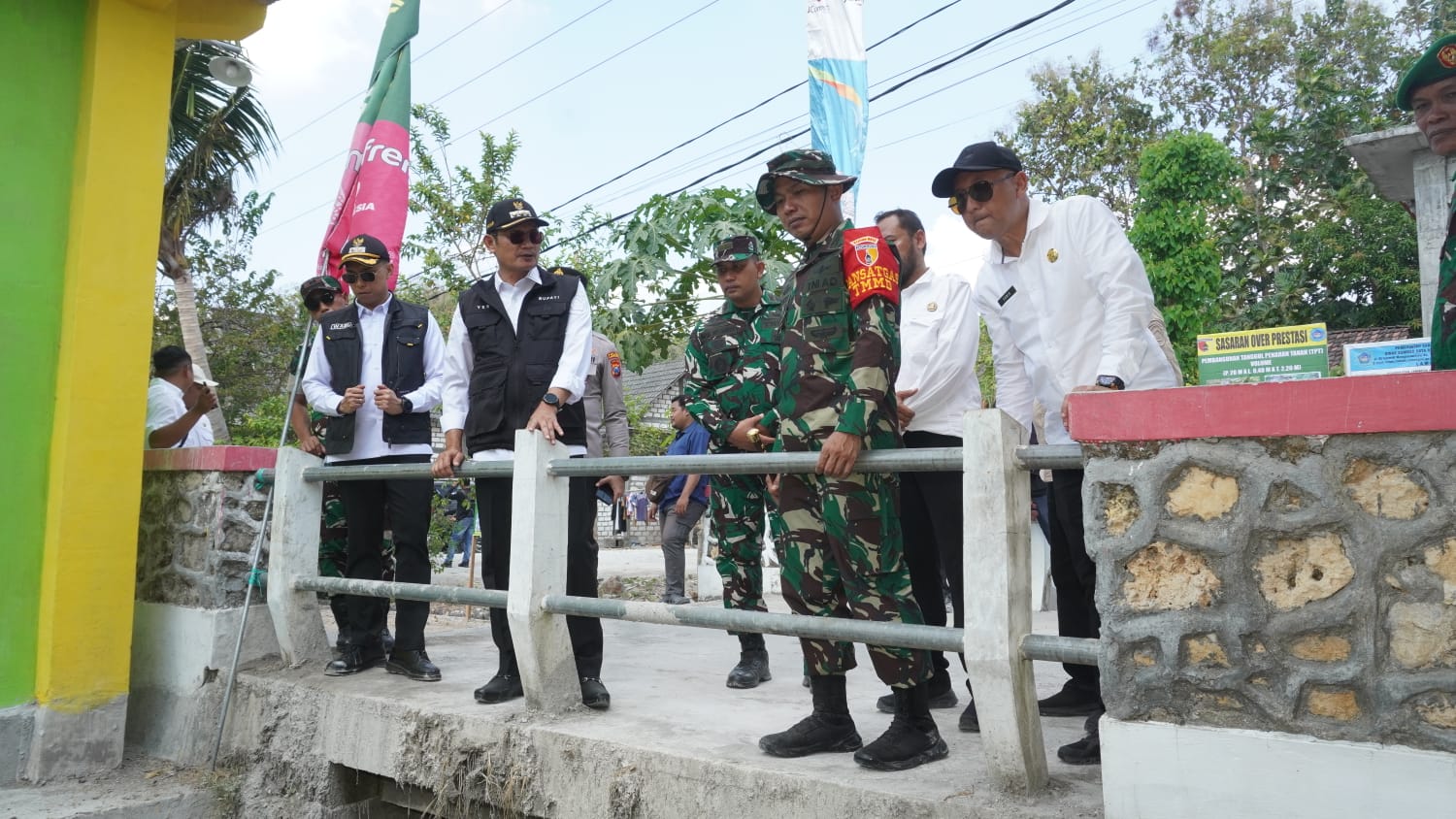 Antisipasi Longsor di Perkampungan, Bupati Lamongan dan Dansatgas TMMD 129 Tinjau Pembangunan TPT yang Hampir Rampung