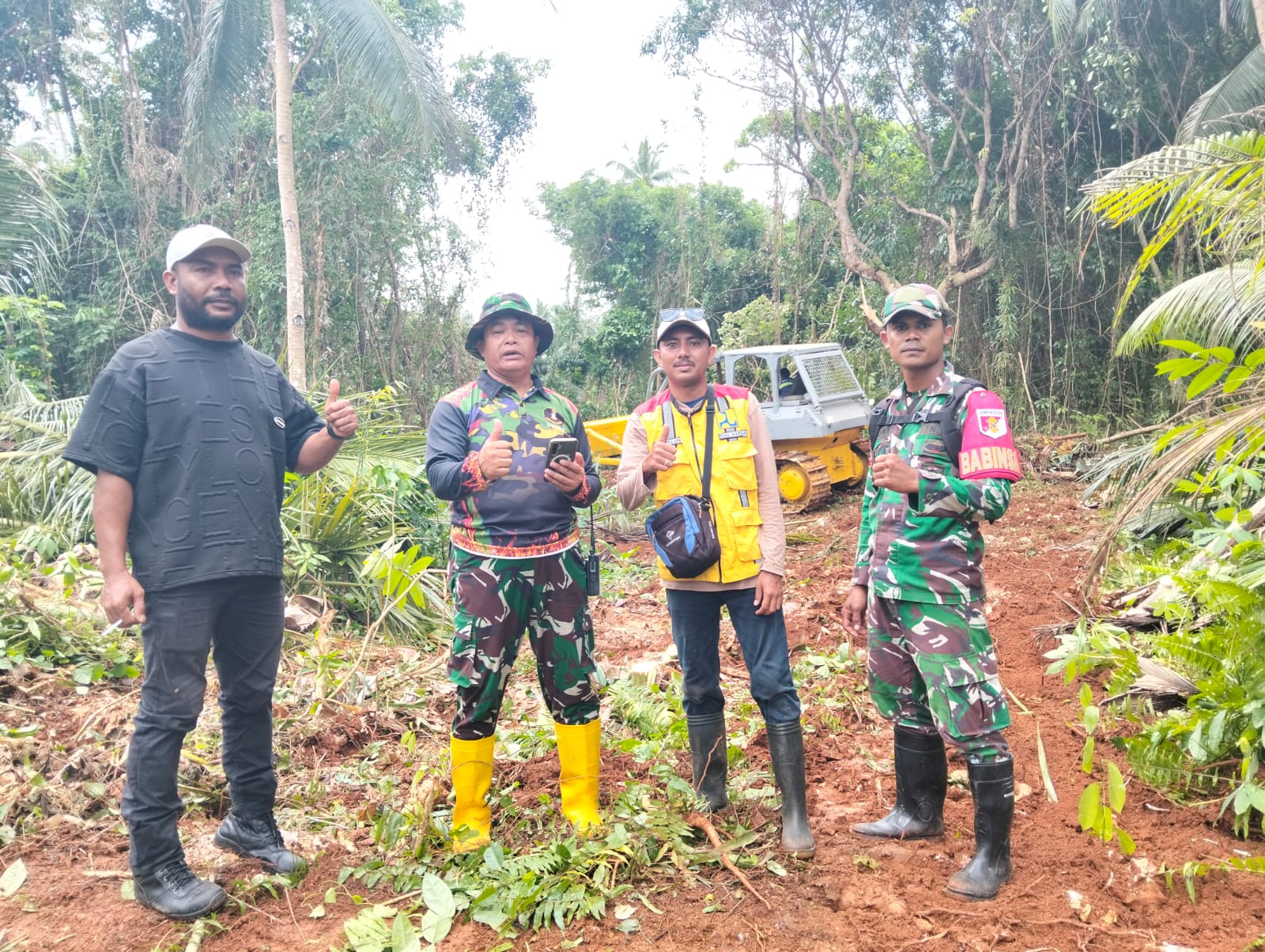 Gotong Royong Satgas TMMD 129 dan Warga Siapkan Akses Alat Berat Demi Percepatan Pembukaan Jalan