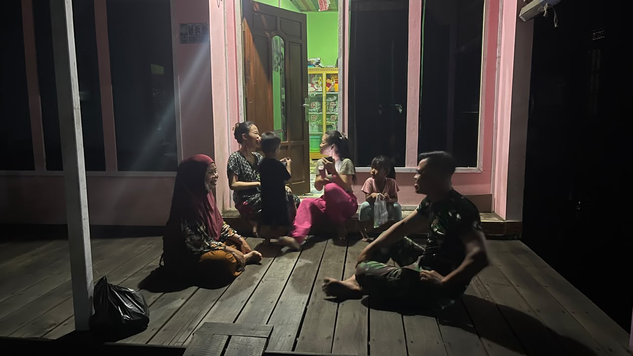 Suasana Santai Tongkrongan Malam Jadi Sarana Satgas TMMD Serap Aspirasi Warga