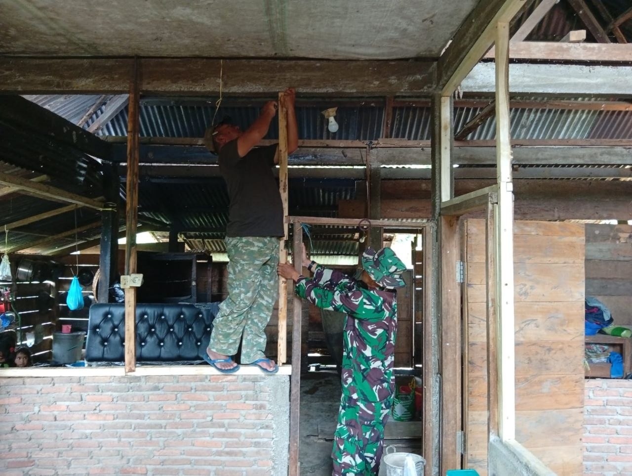 Pemasangan Sekat Dapur dan Ruang Tamu RTLH Demmang oleh TMMD Ke-129