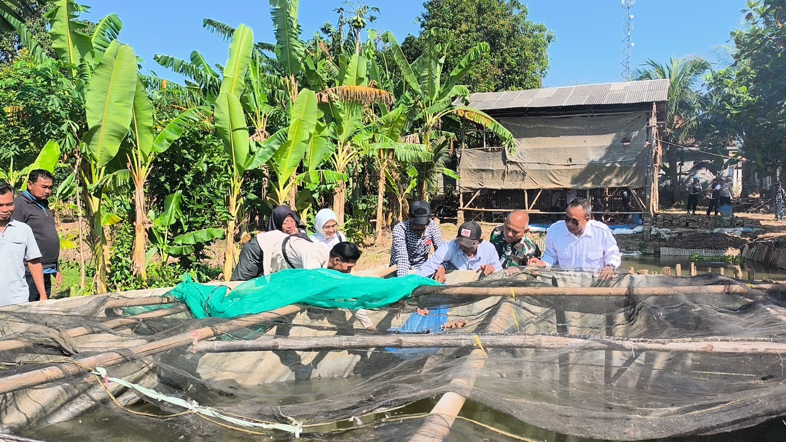 Dorongan Ekonomi Lokal melalui TMMD ke-129 di Desa Luwung Kencana