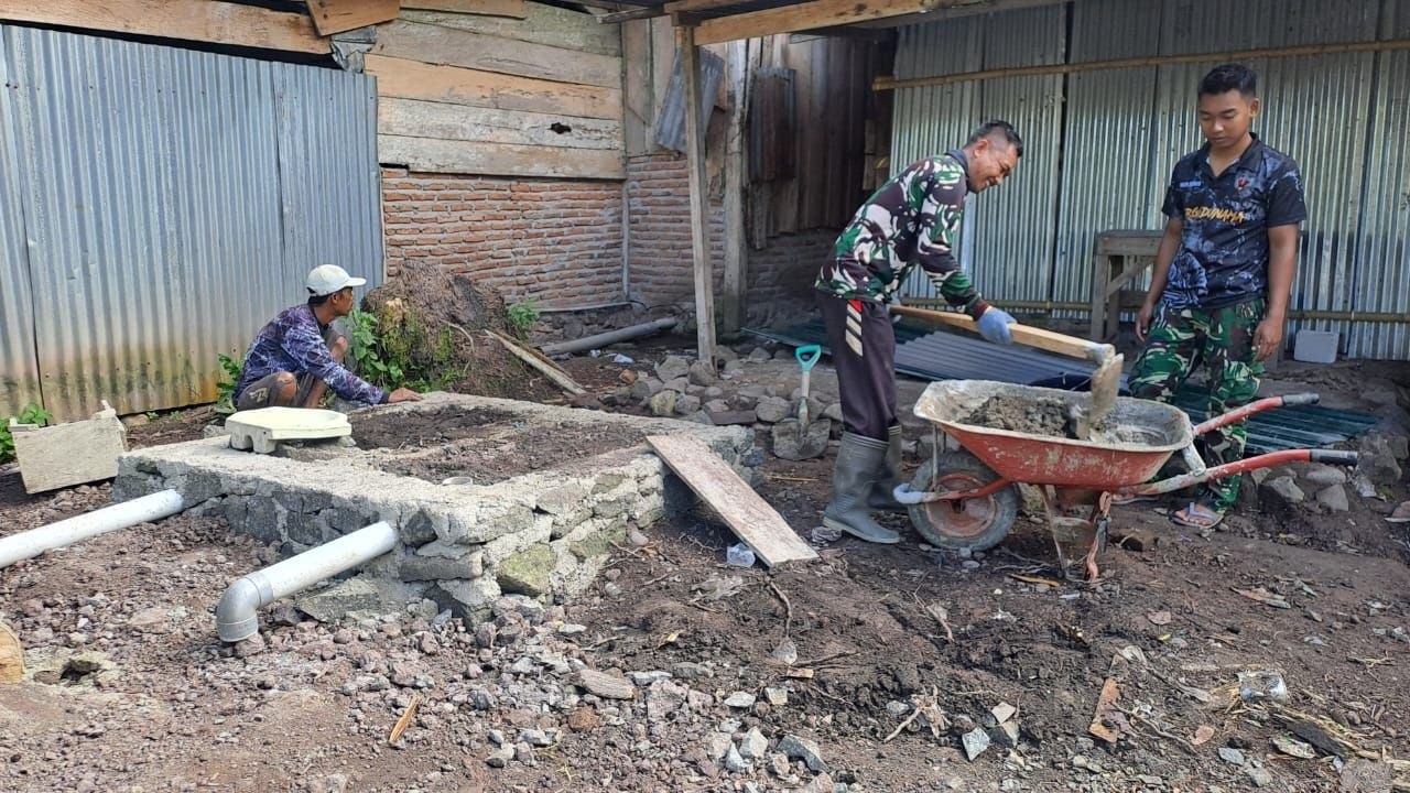 Pembangunan Jambanisasi di Desa Langi oleh Satgas TMMD Ke-129
