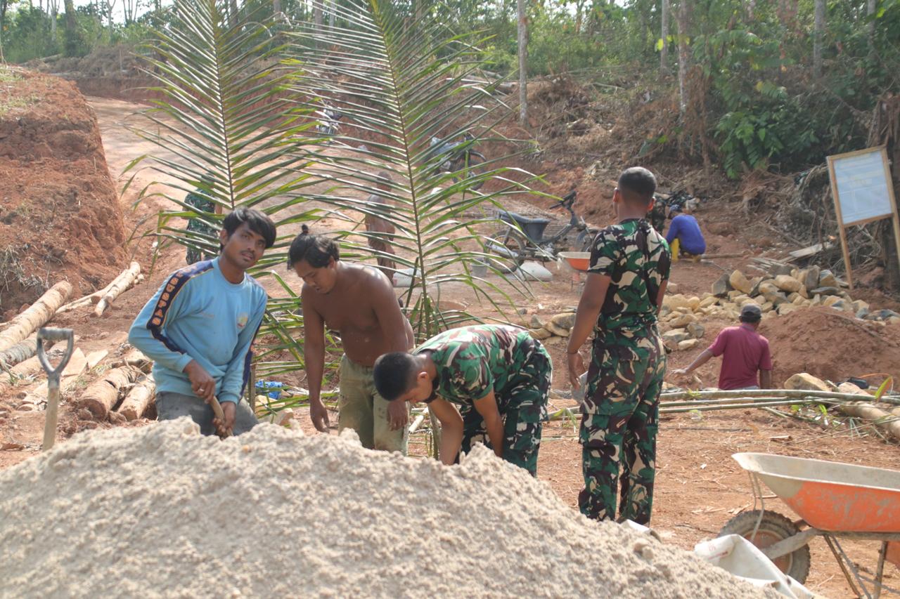 Sinergitas TNI dan Masyarakat: Pembangunan Infrastruktur di Desa Baru Raharja
