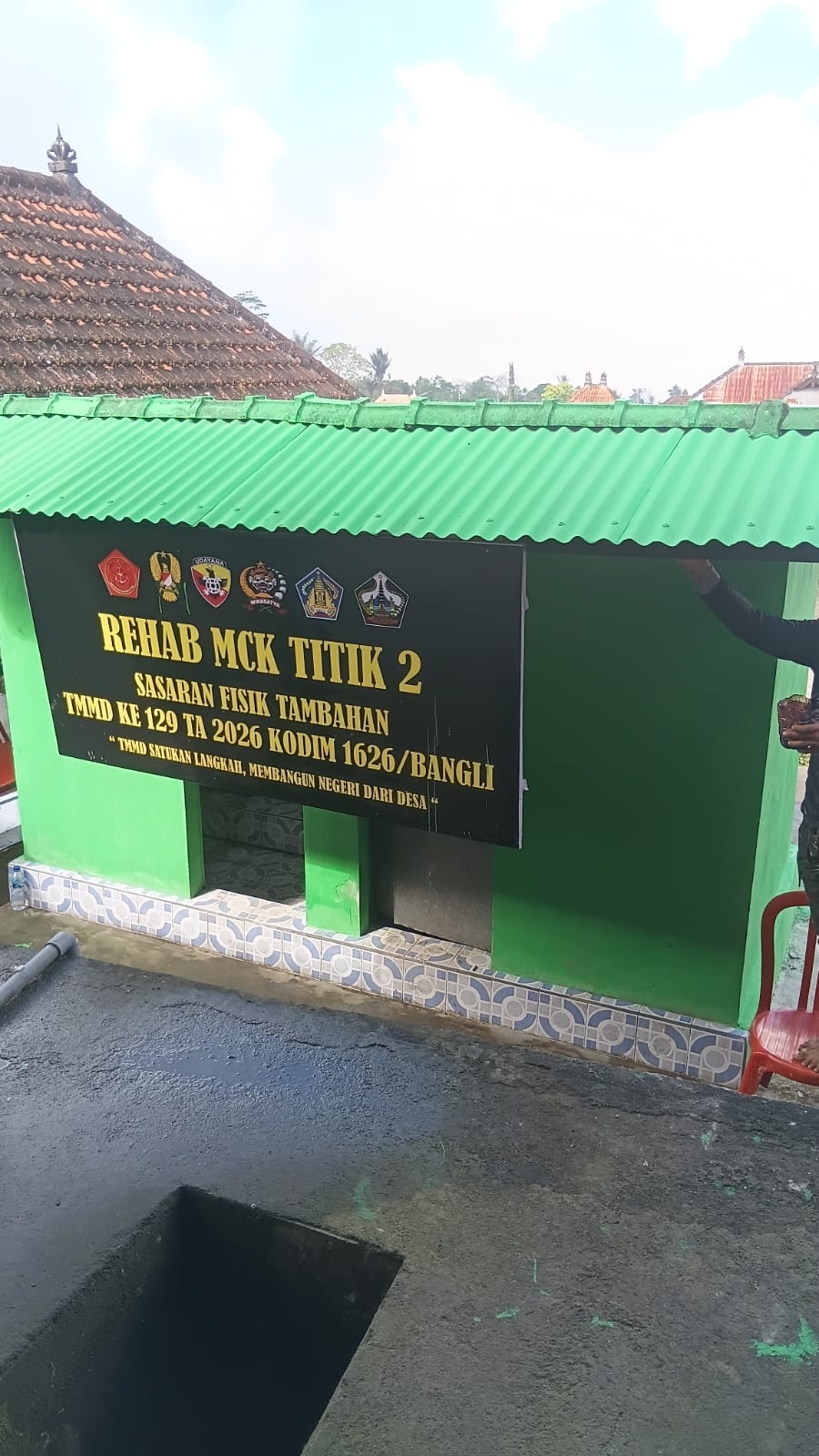 Sinergi TNI dan Masyarakat Mempercepat Penyelesaian MCK TMMD Ke-129 di Desa Sekardadi