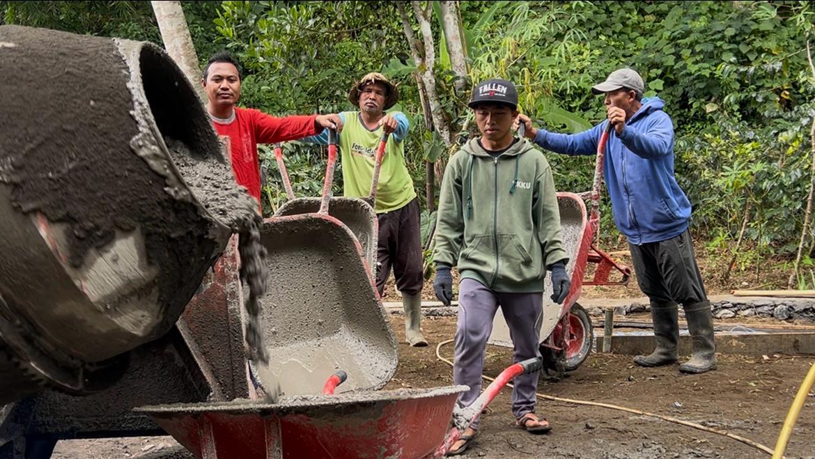 Kerja Sama TNI dan Masyarakat Dorong Pembangunan Jalan TMMD Ke-129