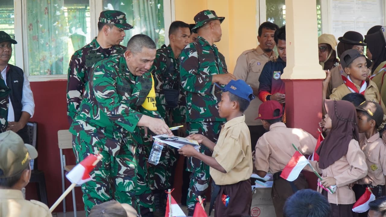 Kunjungan Wairjenad Terkait Rehabilitasi Ruang OSIS dan Interaksi dengan Siswa di Kepulauan Umbele