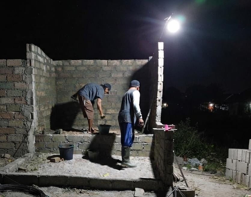 Satgas TMMD 129 Bangka Lanjutkan Kerja Keras Pembangunan Pos Kamling