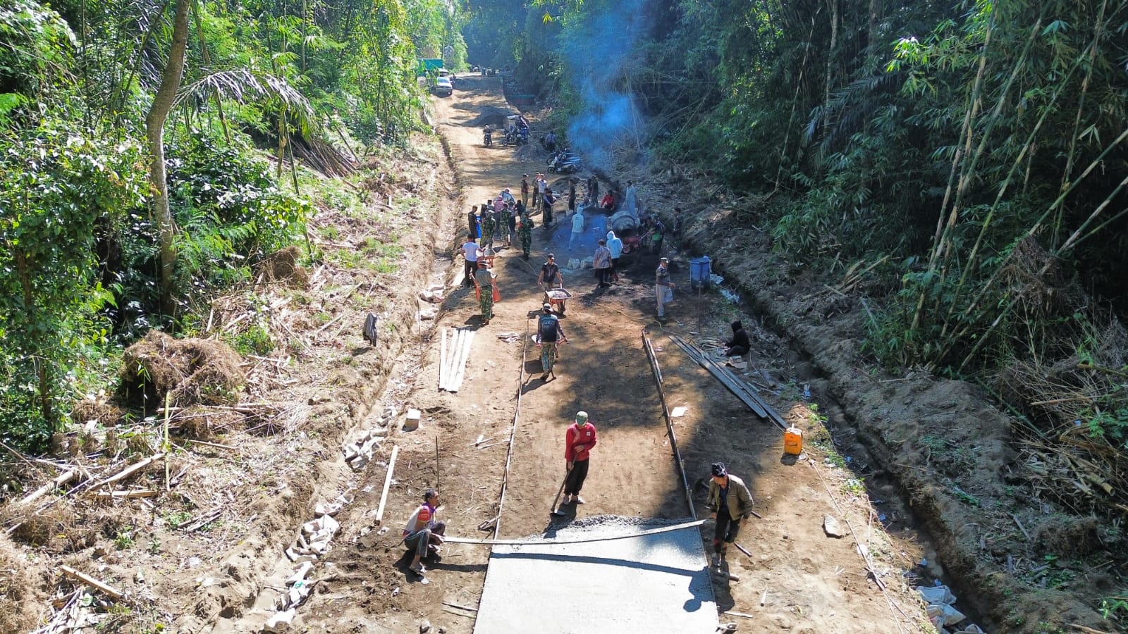 Komitmen Tinggi Personel Satgas TMMD Ke-129 di Bangli untuk Penyelesaian Rabat Beton
