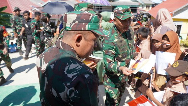 TNI Berikan Bantuan Pendidikan untuk Anak-Anak di Kepulauan Umbele
