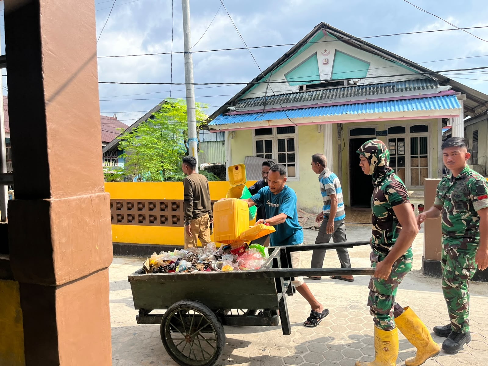 Sinergi Satgas TMMD dan Warga Dalam Menjaga Kebersihan Desa Umbele