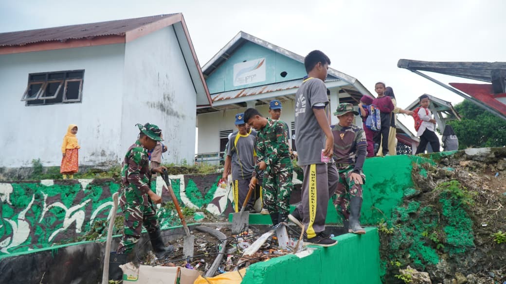 Gotong Royong Bersihkan Sampah di Desa Umbele