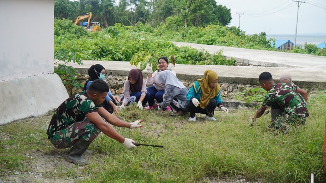 Keterlibatan Ibu-Ibu PKK Desa Umbele dalam Program Pembersihan Bersama Satgas TMMD Ke-129