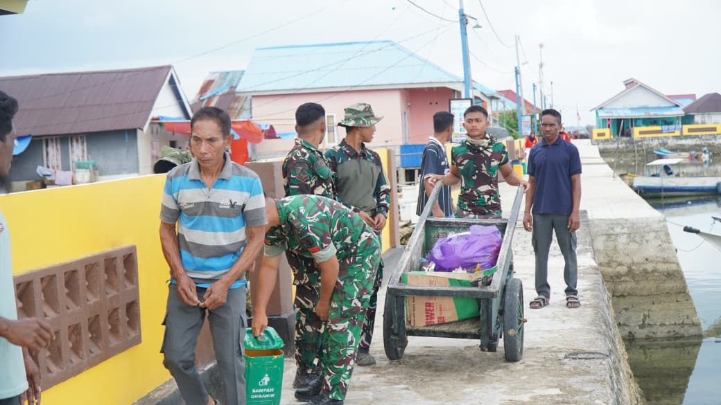 Kegiatan Pembersihan Lingkungan Satgas TMMD Ke-129 Bersama Masyarakat