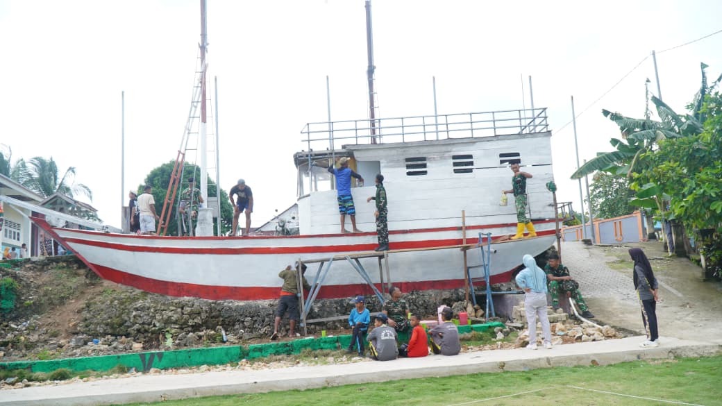 Pengecatan Miniatur Kapal di Desa Umbele Dukung Program TMMD Ke-129