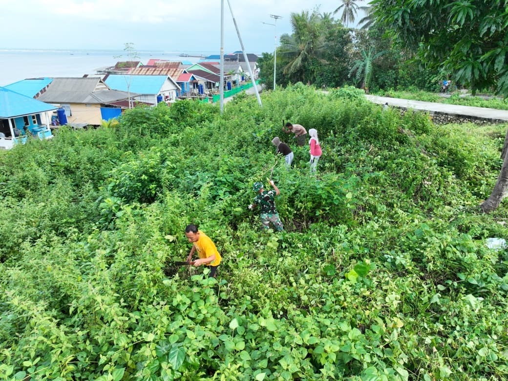 Kerja Bakti Satgas TMMD Ke-129 Kodim 1311/Morowali dan Masyarakat untuk Kebersihan Puskesmas Umbele