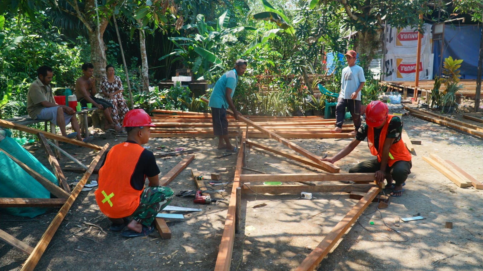 Progres Pembuatan Kerangka Atap RTLH untuk Bapak Masrani oleh Satgas TMMD Ke-129