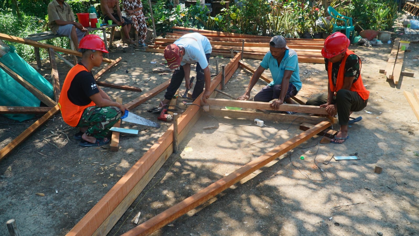 Proses Pembuatan Kerangka Atap Sebagai Langkah Kunci Rehabilitasi RTLH Bapak Masrani