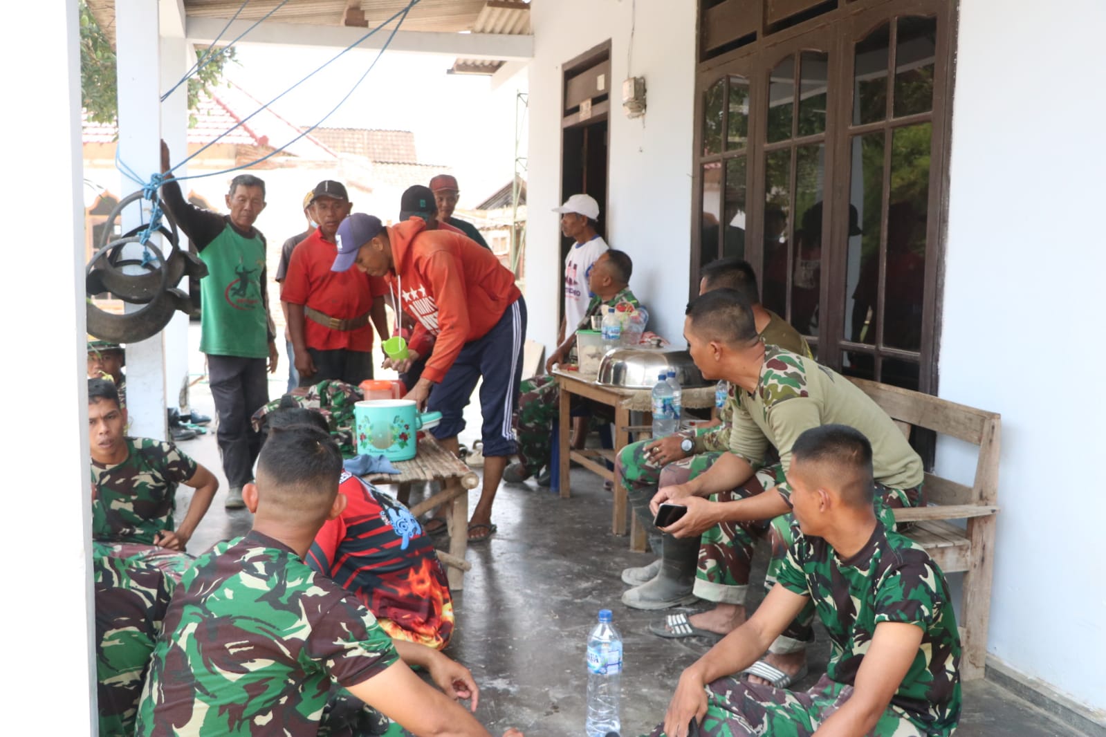 Kebersamaan TNI dan Warga dalam TMMD Mendorong Pembangunan Desa di Tulungagung