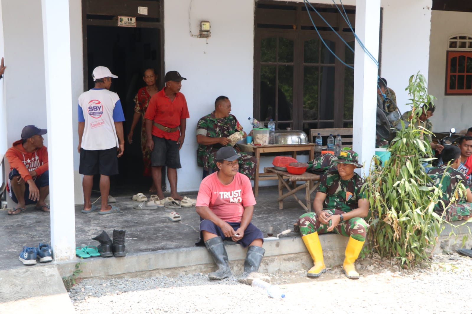 Satgas TMMD Berbagi Hidangan Siang dengan Masyarakat Desa Pojok