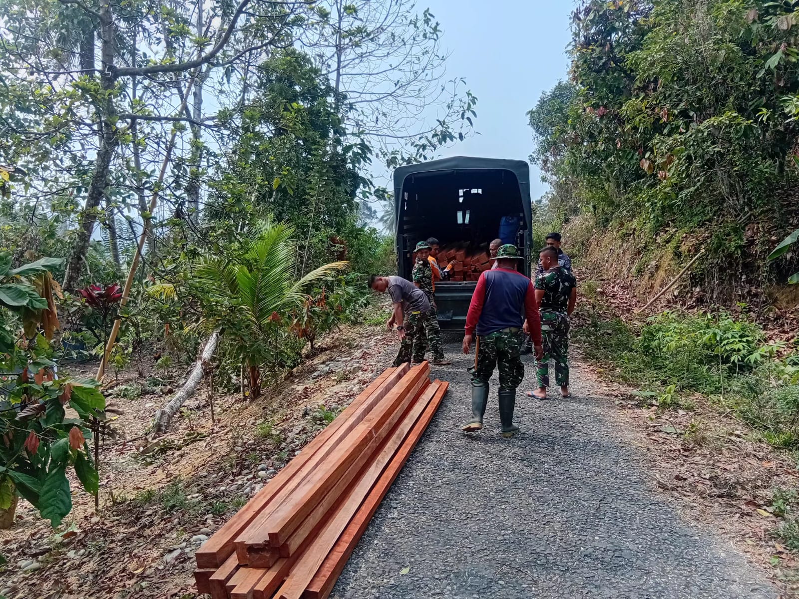 Masyarakat Desa Leboni Terlibat Kirim Material Rehabilitasi Rumah Bapak Tuku Djobu