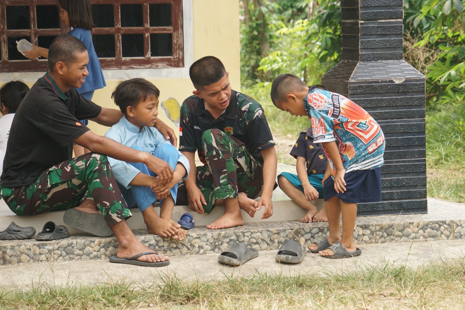 Anak-Anak Kandang Limun Meriahkan Kehadiran Satgas TMMD dengan Keceriaan