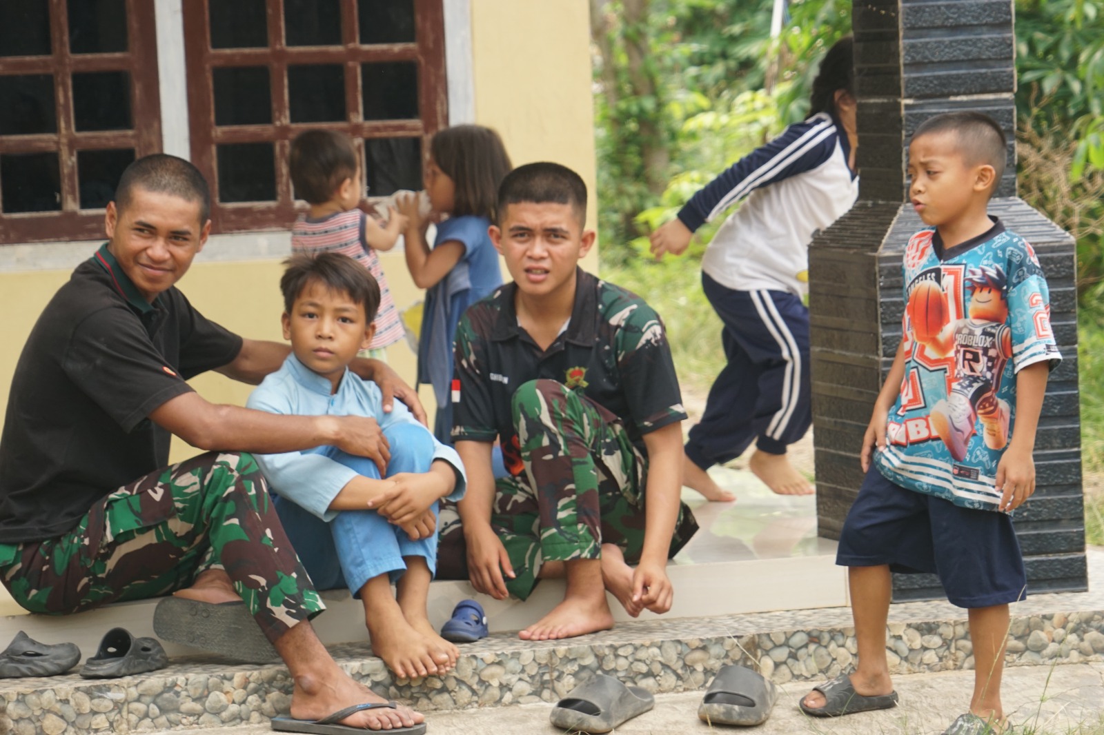 Anak-anak Kandang Limun Raysakan Kebahagiaan saat Tim TMMD Tiba