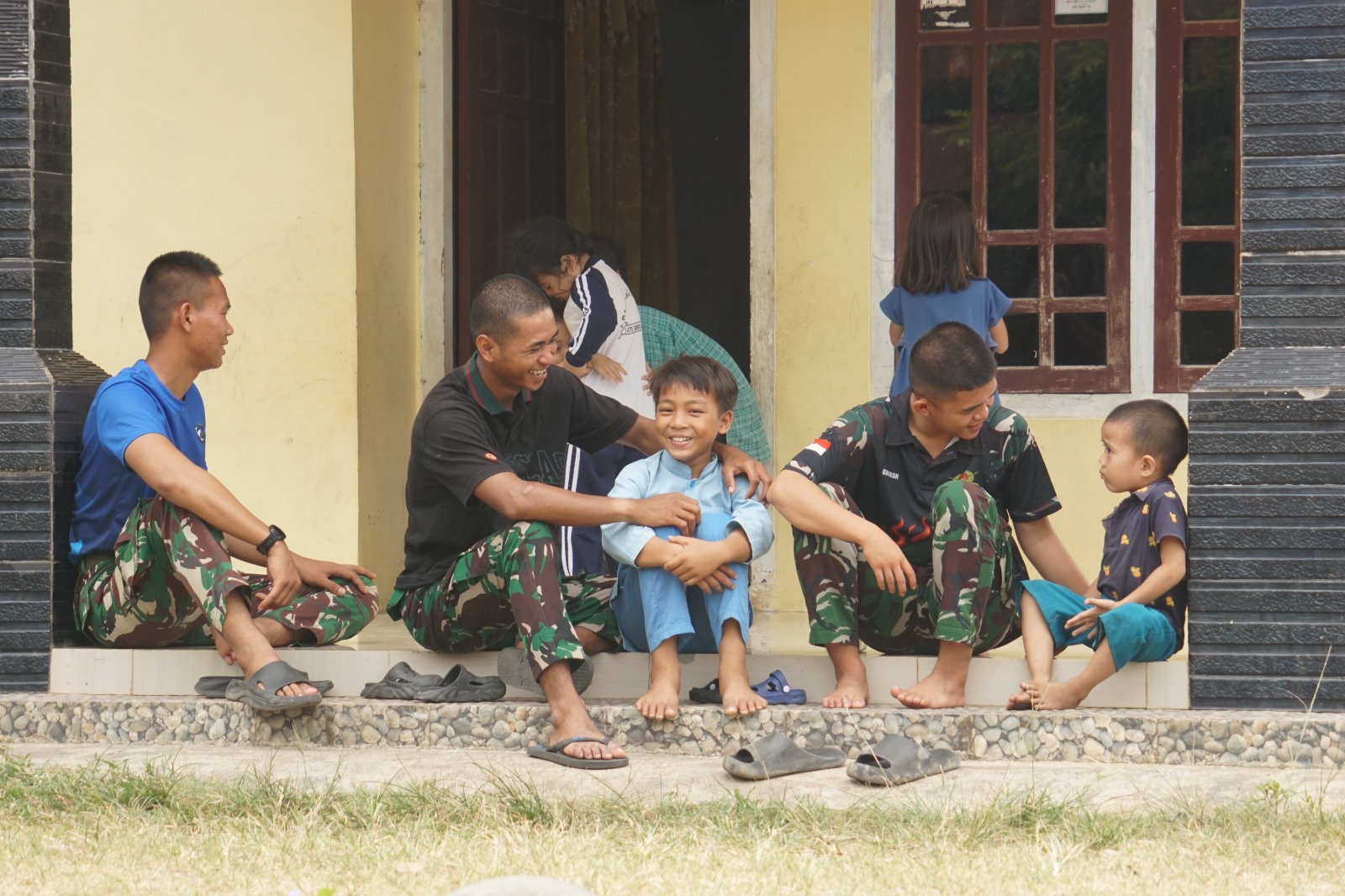 Keceriaan Anak-Anak Menyambut Kehadiran Tim TMMD di Bengkulu