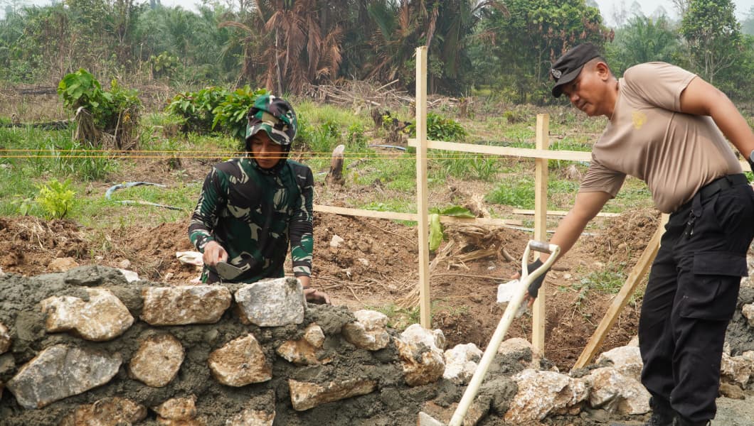 Sinergi Membangun Desa: TNI dan Polri Bersama Masyarakat di TMMD 130