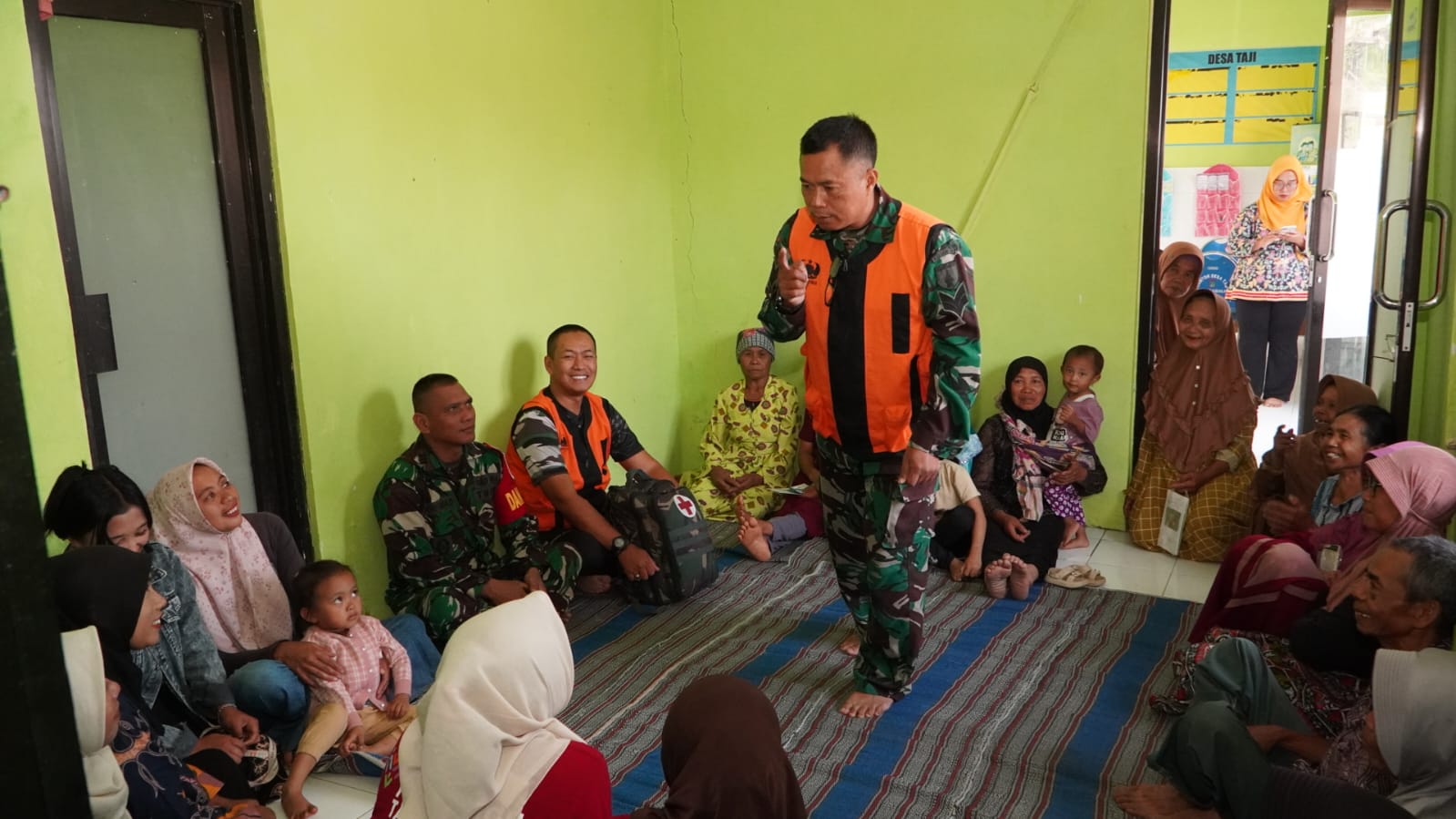TNI Dukung Kesehatan Warga Desa Taji Melalui Penyuluhan TMMD Ke-130