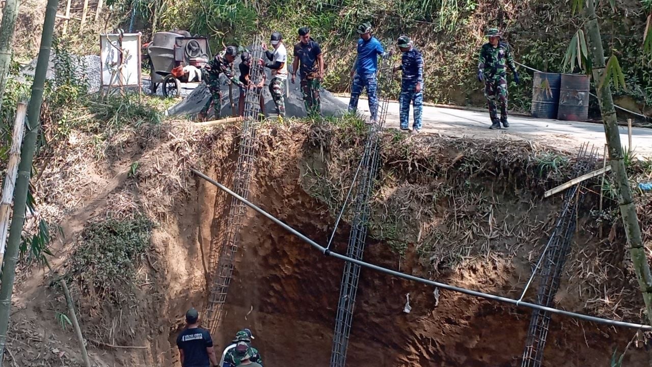 Prajurit TNI Hadirkan Solusi Keamanan Lewat Dinding Penahan Tanah di Umbutlegi