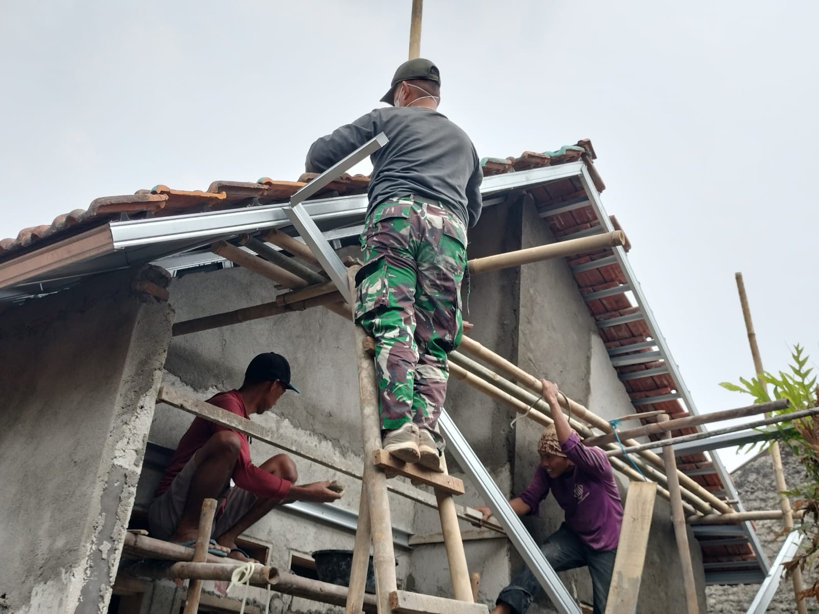 Upaya TNI dalam Menciptakan Hunian Sehat bagi Bapak M. Syafi’i di Tangerang